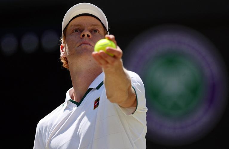 Jannik Sinner al servizio a Wimbledon (Getty Images)