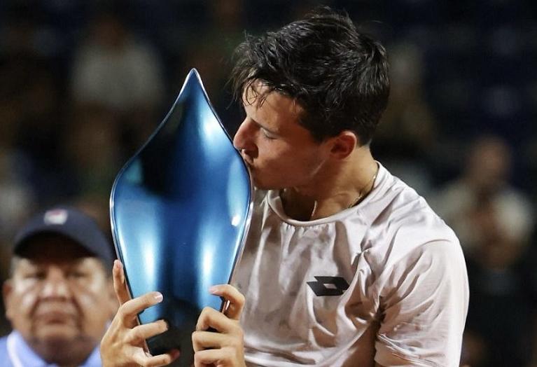 Luciano Darderi con il suo primo trofeo ATP conquistato a Cordoba 2024