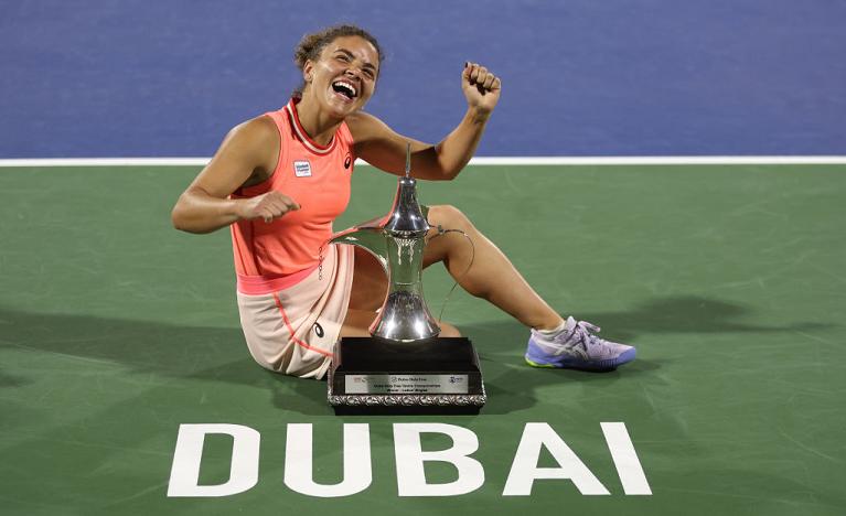 La gioia di Jasmine Paolini con il trofeo del WTA 1000 di Dubai (foto Getty Images)