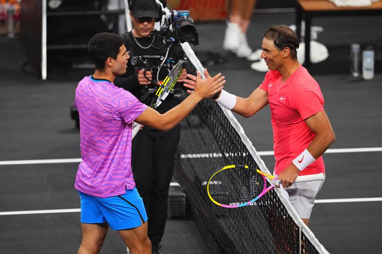La stretta di mano tra Nadal e Alcaraz al Netflix Slam a Las Vegas (Getty Images)