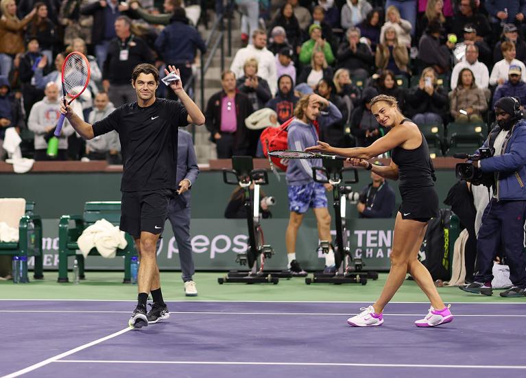 Tie-break Tens: Aryna Sabalenka e Taylor Fritz che hanno vinto l'esibizione a Indian Wells nel 2023 (Getty Images)