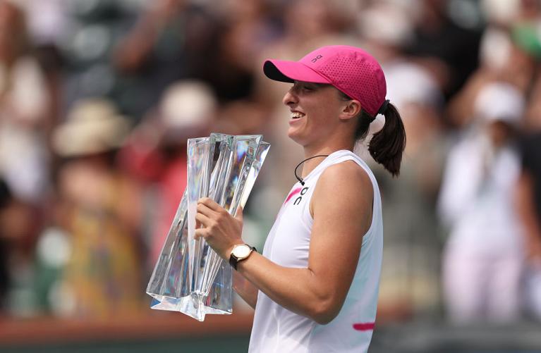 Iga Swiatek con il trofeo vinto a Indian Wells (Getty Images)