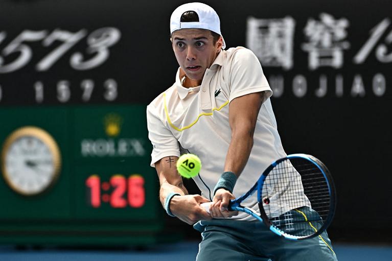 Il rovescio di Arthur Cazaux all'Australian Open (Getty Images)