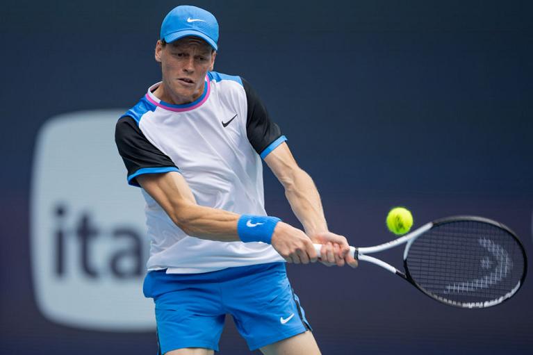 Il rovescio di Jannik Sinner (foto Getty Images)