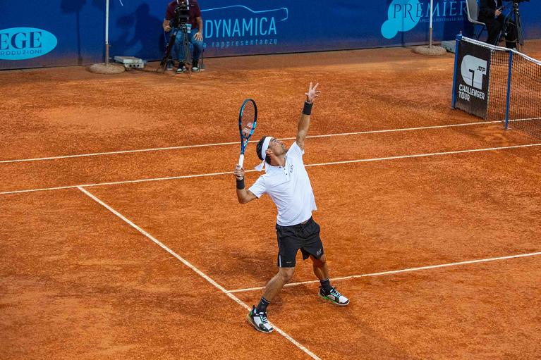 Fabio Fognini al servizio (foto Chapman/San Marino Open)