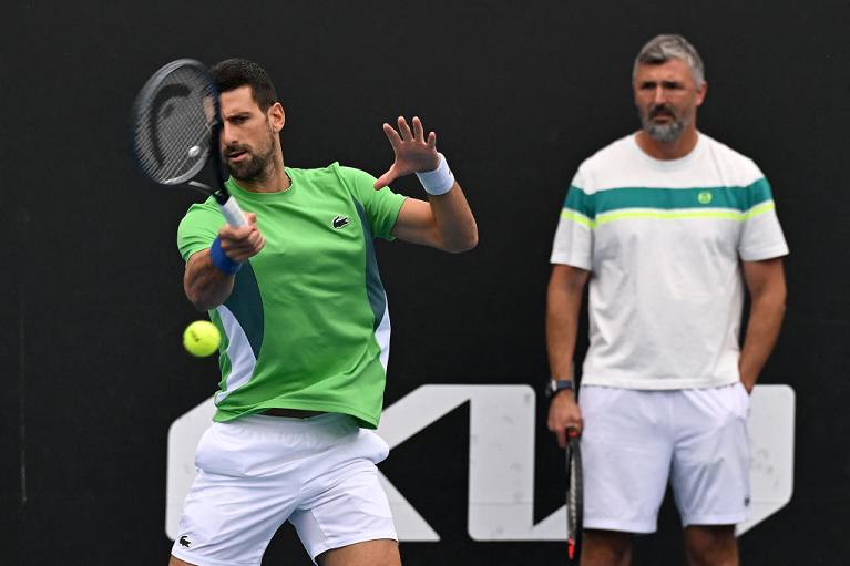 Novak Djokovic si allena sotto lo sguardo di coach Goran Ivanisevic (foto Getty Images)