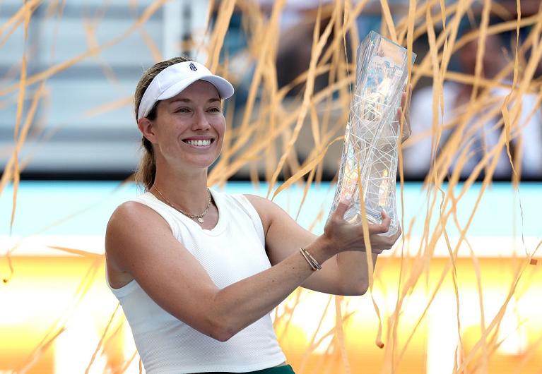 Danielle Collins con il trofeo del Miami Open 2024 (foto Getty Images)