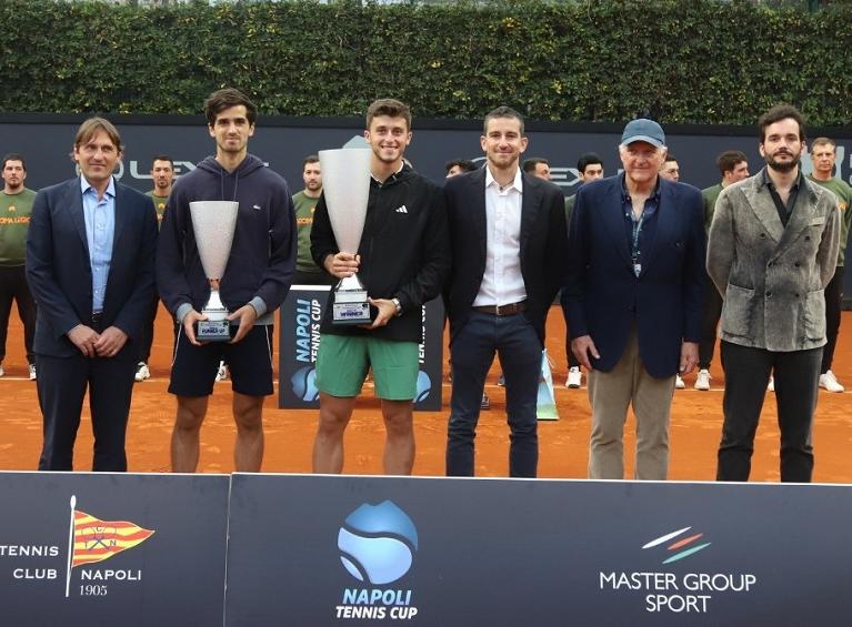 La premiazione della Napoli Tenis Cup 2024: da sinistra Santa Maria, Herbert, Nardi, Motti, Lauro, Lamquet (foto Ufficio Stampa Master Group Sport | Edoardo De Campora)