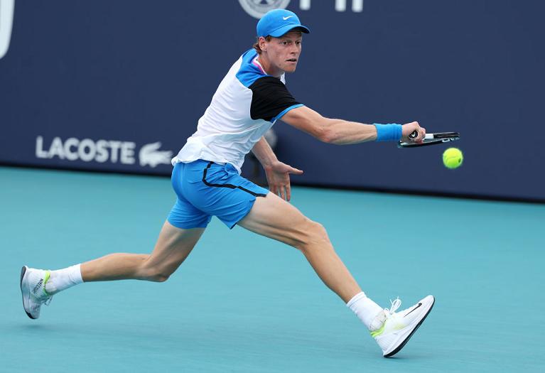 Il rovescio di Jannik Sinner a Miami (Getty Images)