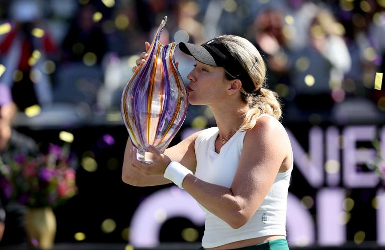 Danielle Collins con il trofeo del WTA di Charleston (Getty Images)