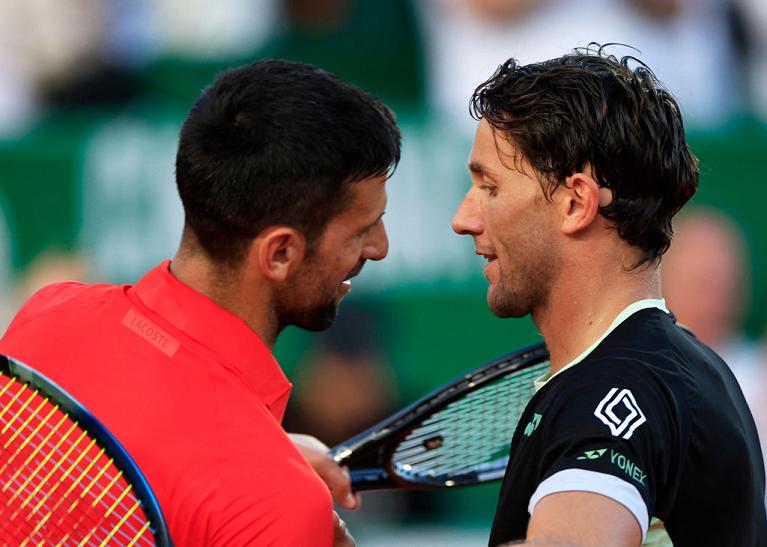 Casper Ruud batte Novak Djokovic a Monte-Carlo, la stretta di mano (Getty Images)