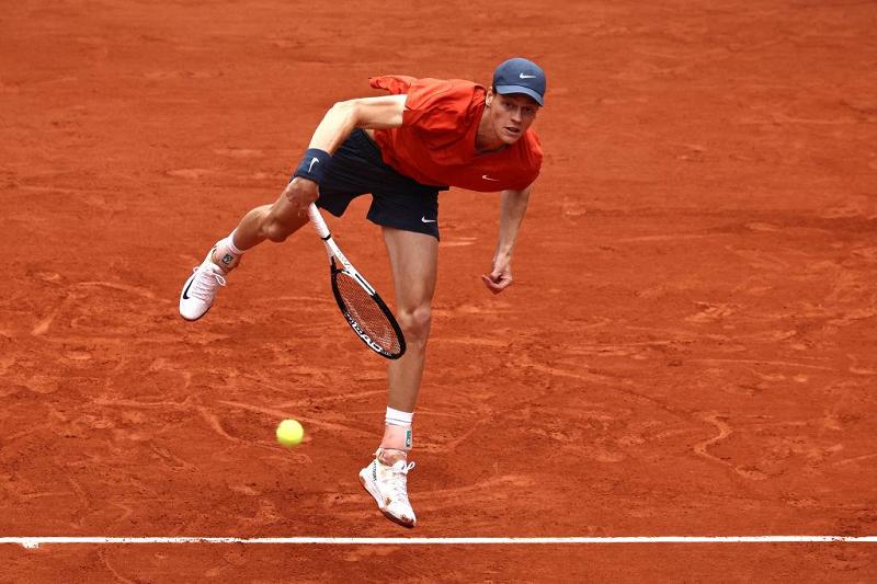 Jannik Sinner al servizio al Roland Garros (Getty Images)