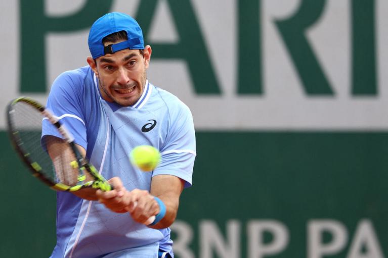 Giulio Zeppieri colpisce di rovescio (foto Getty Images)