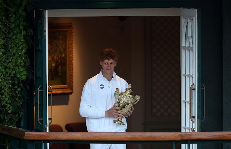 Jannik Sinner posa con il trofeo vinto a Wimbledon (Getty Images)