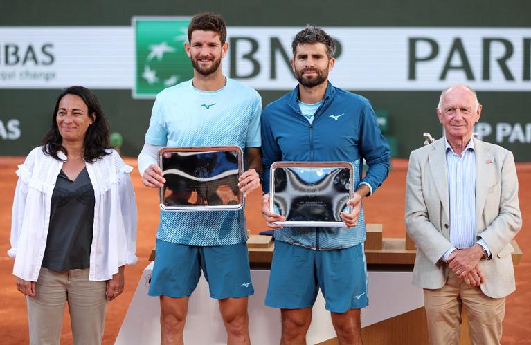 Simone Bolelli e Andrea Vavassori alla cerimonia di premiazione del Roland Garros (Getty Images)