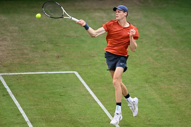Jannik Sinner colpisce di diritto (foto Getty Images)