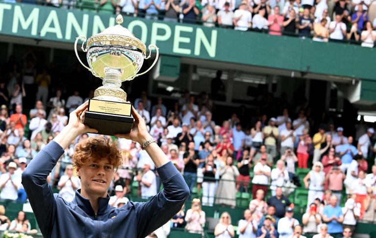 Jannik Sinner con il trofeo di Halle 2024 (foto Getty Images)