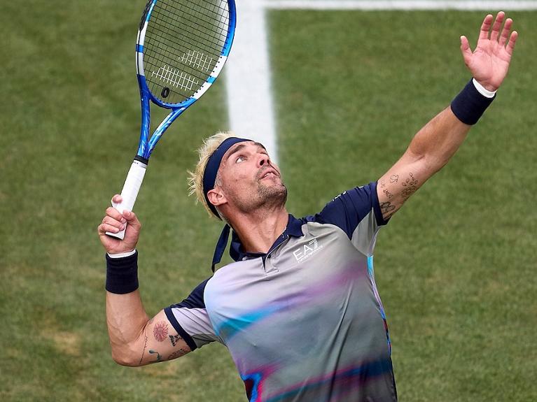 Fabio Fognini al servizio (foto Twitter ATP)