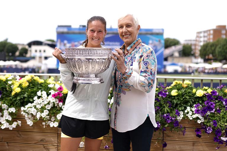 Daria Kasatkina e Martina Navratilova durante la premiazione del WTA di Eastbourne (Getty Images)