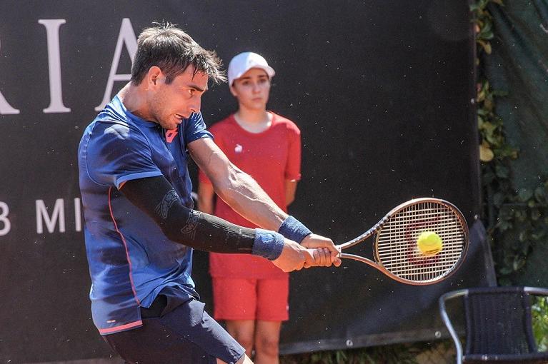 Enrico Dalla Valle colpisce di rovescio (foto Peluso)