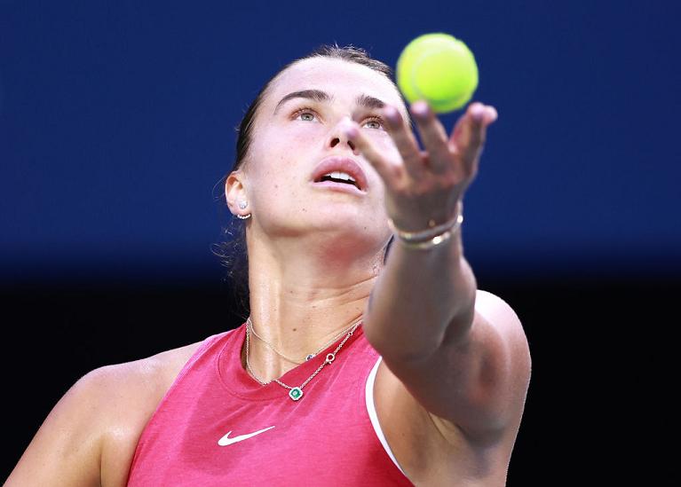 Aryna Sabalenka al servizio (foto Getty Images)