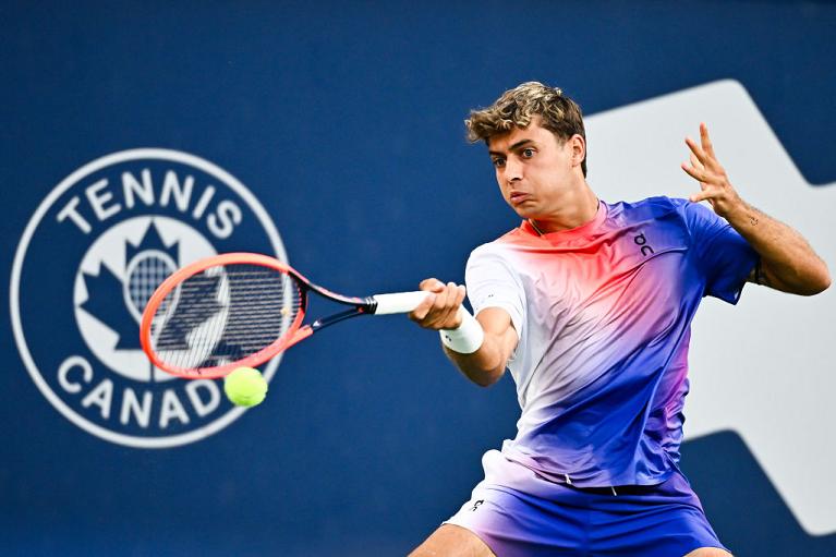 Flavio Cobolli in azione (foto Getty Images)