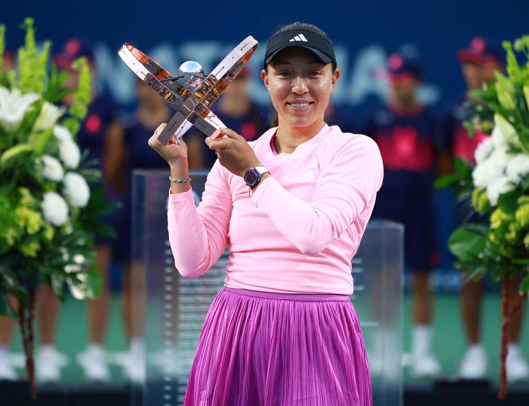 Jessica Pegula con il trofeo del National Bank Open (Getty Images)