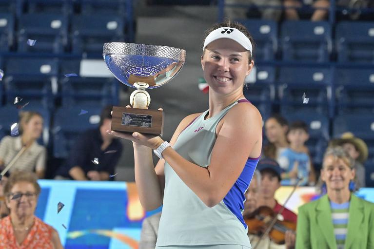 Linda Noskova con il trofeo a Monterrey (Getty Images)