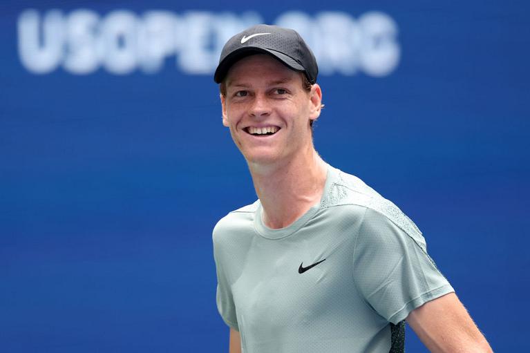 Un sorridente Jannik Sinner (foto Getty Images)
