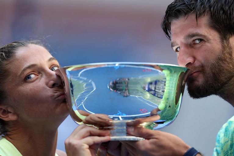 Sara Errani e Andrea Vavassori baciano il trofeo di doppio misto vinto allo US Open 2024 (foto Getty Images)