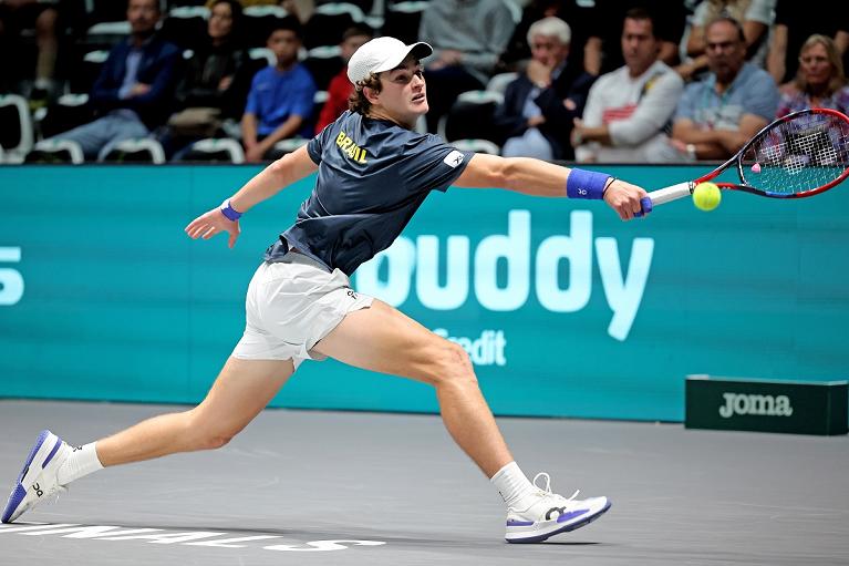 Un recupero di rovescio in allungo di Joao Fonseca (foto Sposito/FITP)