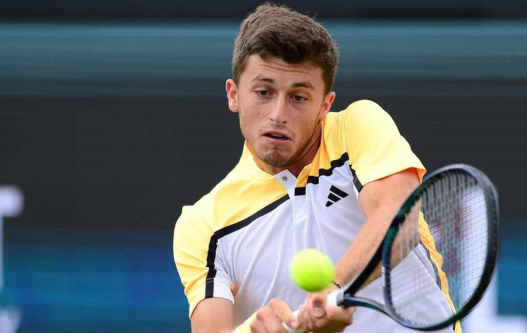 Luca Nardi colpisce di rovescio (foto ATP website)