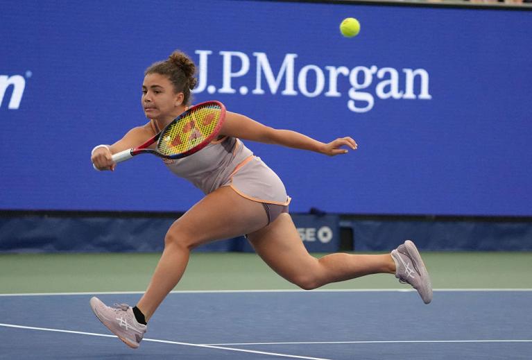 Un recupero di diritto in allungo di Jasmine Paolini (foto Getty Images)
