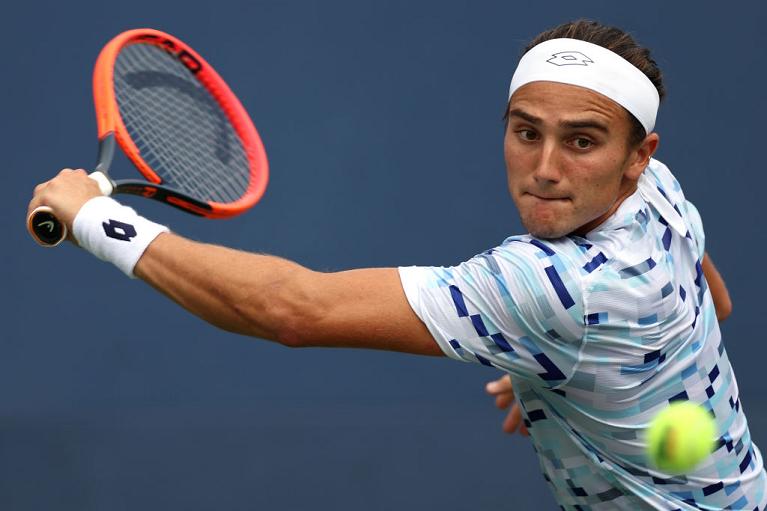 Mattia Bellucci colpisce di rovescio (foto Getty Images)