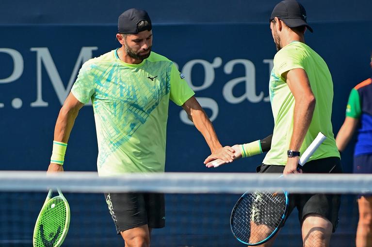 Simone Bolelli e Andrea Vavassori si scambiano il