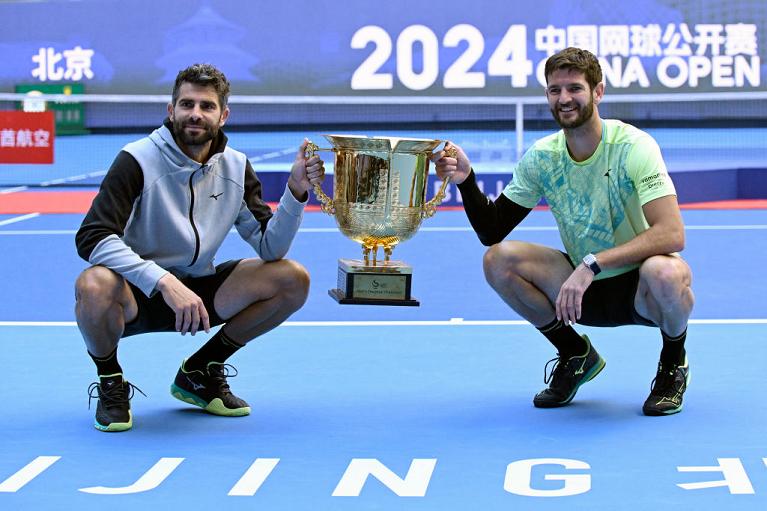 Simone Bolelli e Andrea Vavassori con il trofeo del China Open (Getty Images)