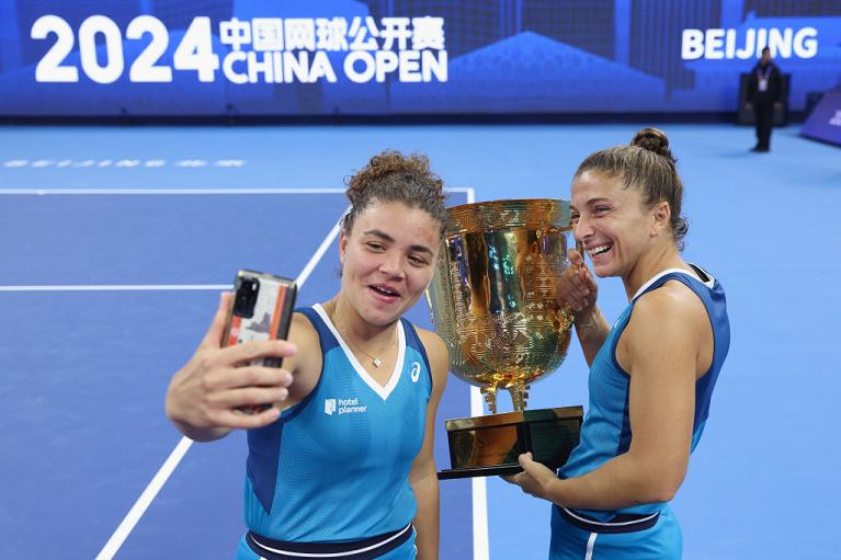 Un selfie per Jasmine Paolini e Sara Errani trionfatrici a Pechino (foto Getty Images)