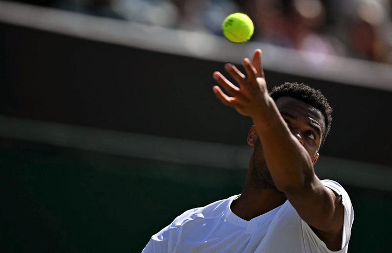 Giovanni Mpetshi Perricard al servizio (foto Getty Images)