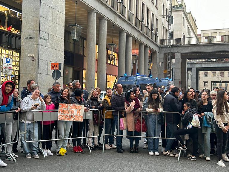 20241103_tifosi_aspettano_sinner_torino.jpeg