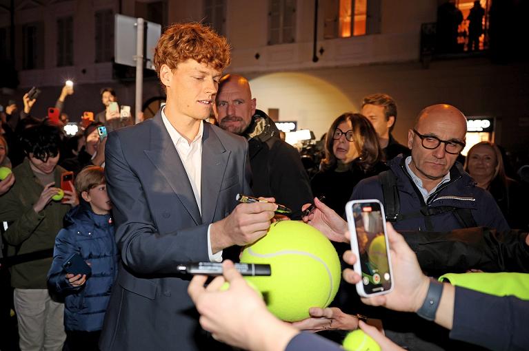 Jannik Sinner firma autografi nella giornata dedicata al Blue Carpet e al Media Day alle Nitto ATP Finals 2024 (Foto Sposito/FITP)