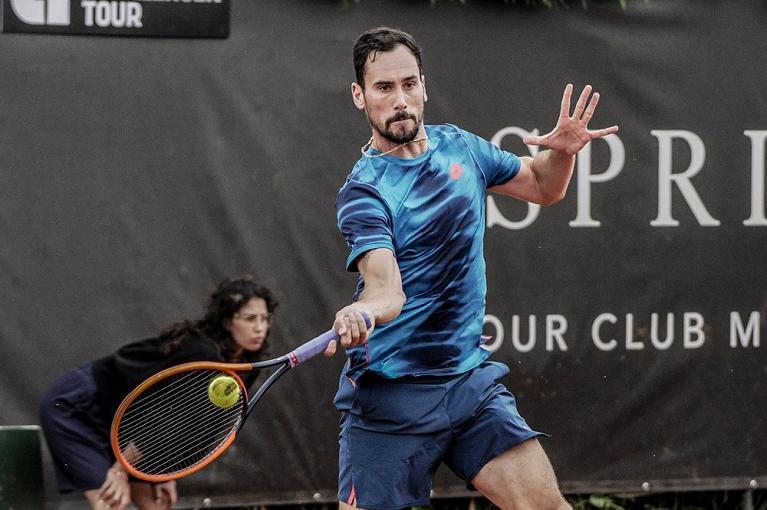 Gianluca Mager colpisce di diritto (foto Peluso)