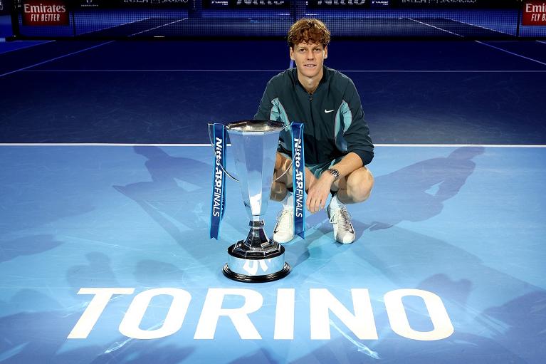 Jannik Sinner con il trofeo delle Nitto ATP Finals 2024 (Foto Sposito/FITP)