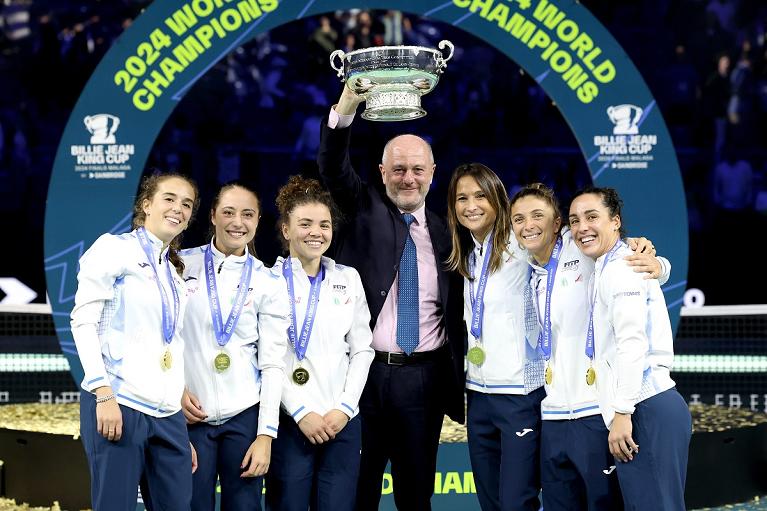 Il presidente della Federazione Italiana Tennis e Padel Angelo Binaghi festeggia con la nazionale il trionfo in Billie Jean King Cup (Foto Sposito/FITP)