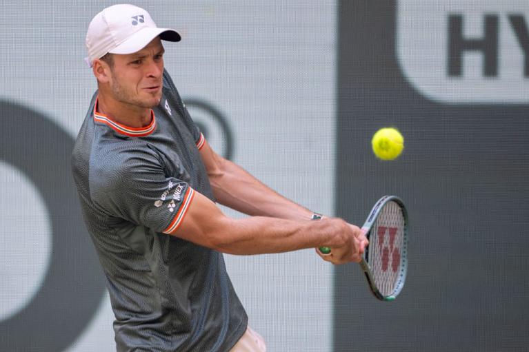 Hubert Hurkacz colpisce di rovescio (foto Getty Images)