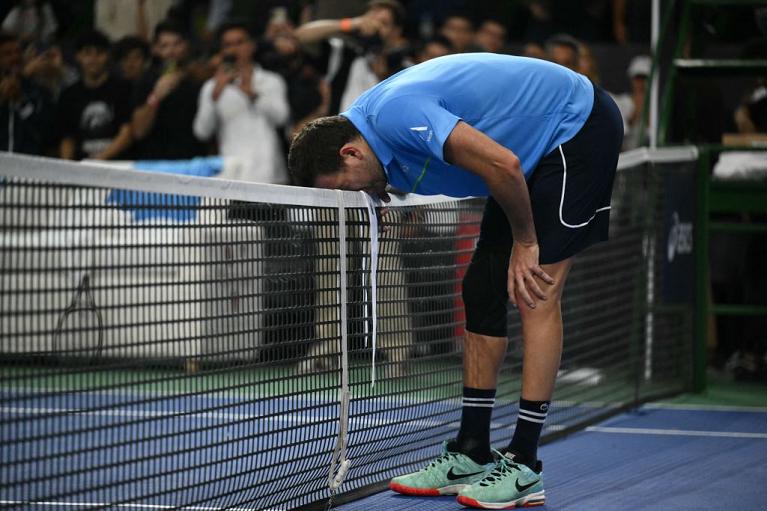 Juan Martin Del Potro bacia la fascia dopo la sua partita di addio al tennis (Getty Images)