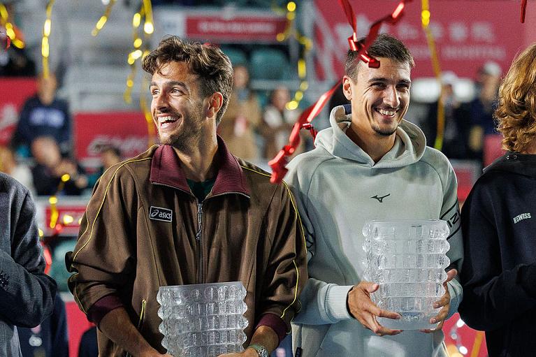 L'abbraccio tra Lorenzo Musetti e Lorenzo Sonego a Hong Kong per il titolo vinto nel 2026 (Getty Images)