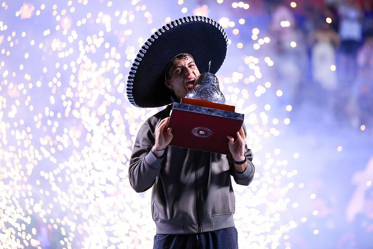 Flavio Cobolli con il trofeo di Acapulco 2016 (foto Getty Images)