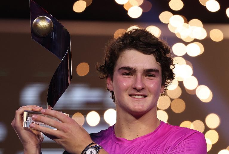 Un Joao Fonseca sorridente con il trofeo delle Next Gen ATP Finals 2024 (foto Getty Images)