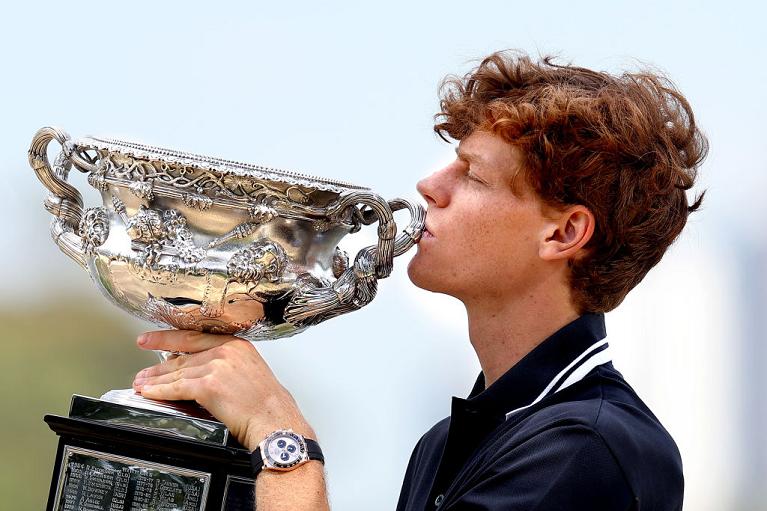 Jannik Sinner con il trofeo dell'Australian Open 2025 (Getty Images)