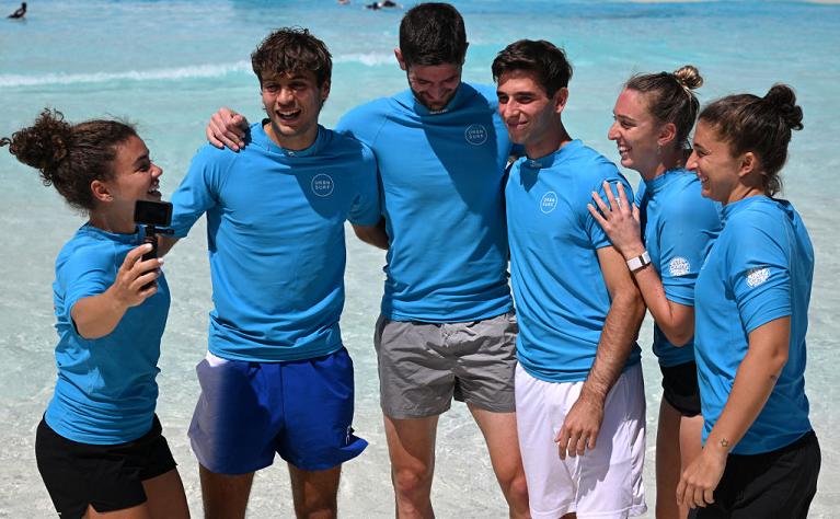 I giocatori dell'Italia si divertono con il surf prima dell'esordio in United Cup (Getty Images)